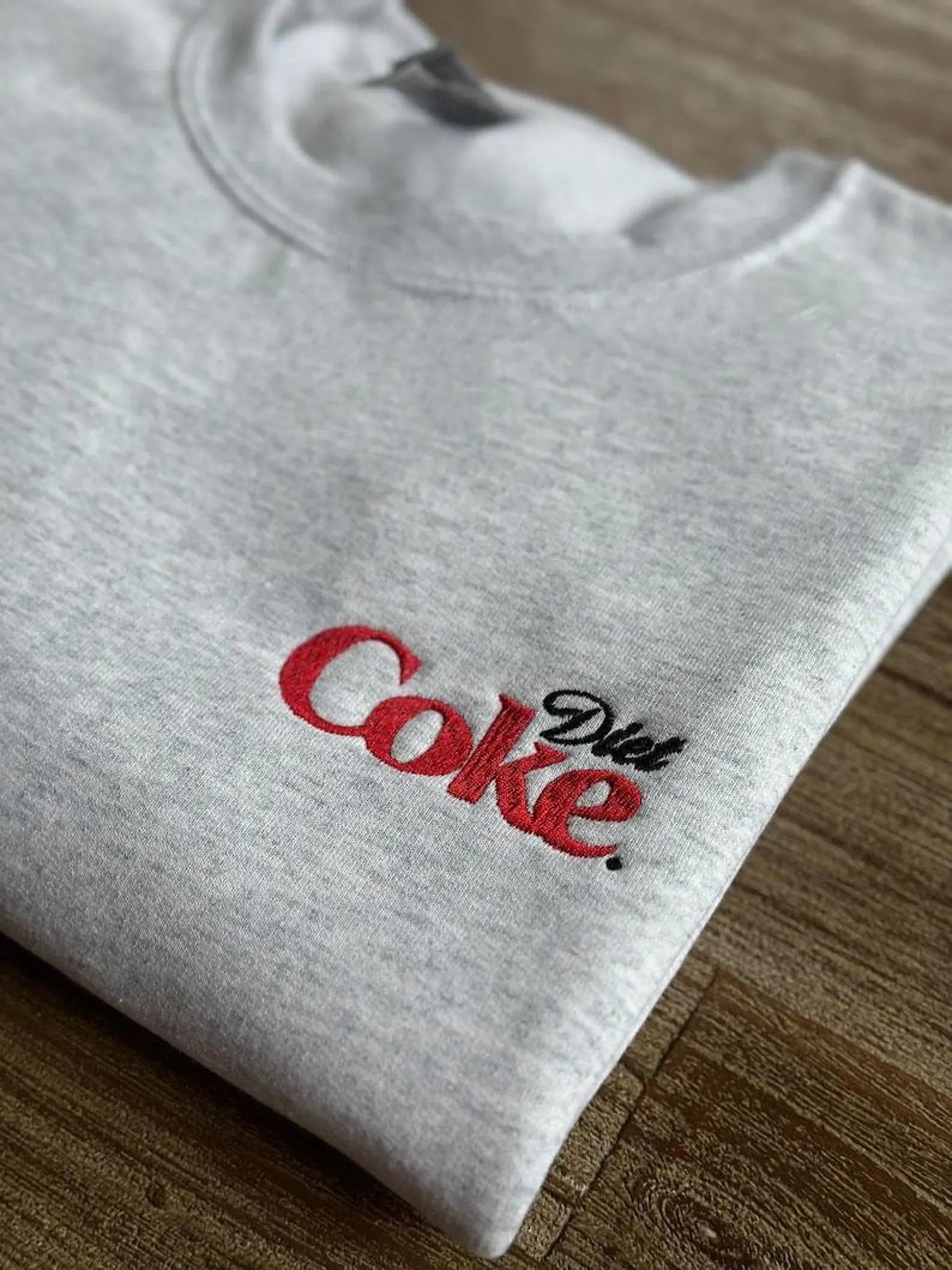 Diet Coke – siuvinėtas džemperis