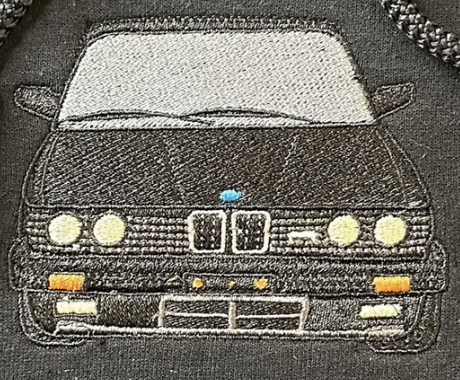 BMW automobilio siuvinėjimas ant džemperio