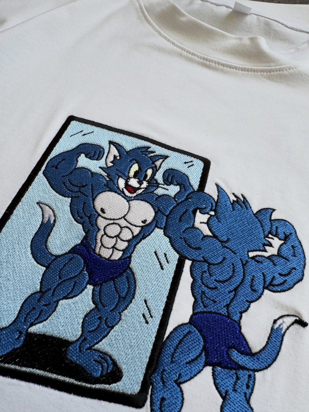 Tom & Jerry bodybuilder – siuvinėtas džemperis