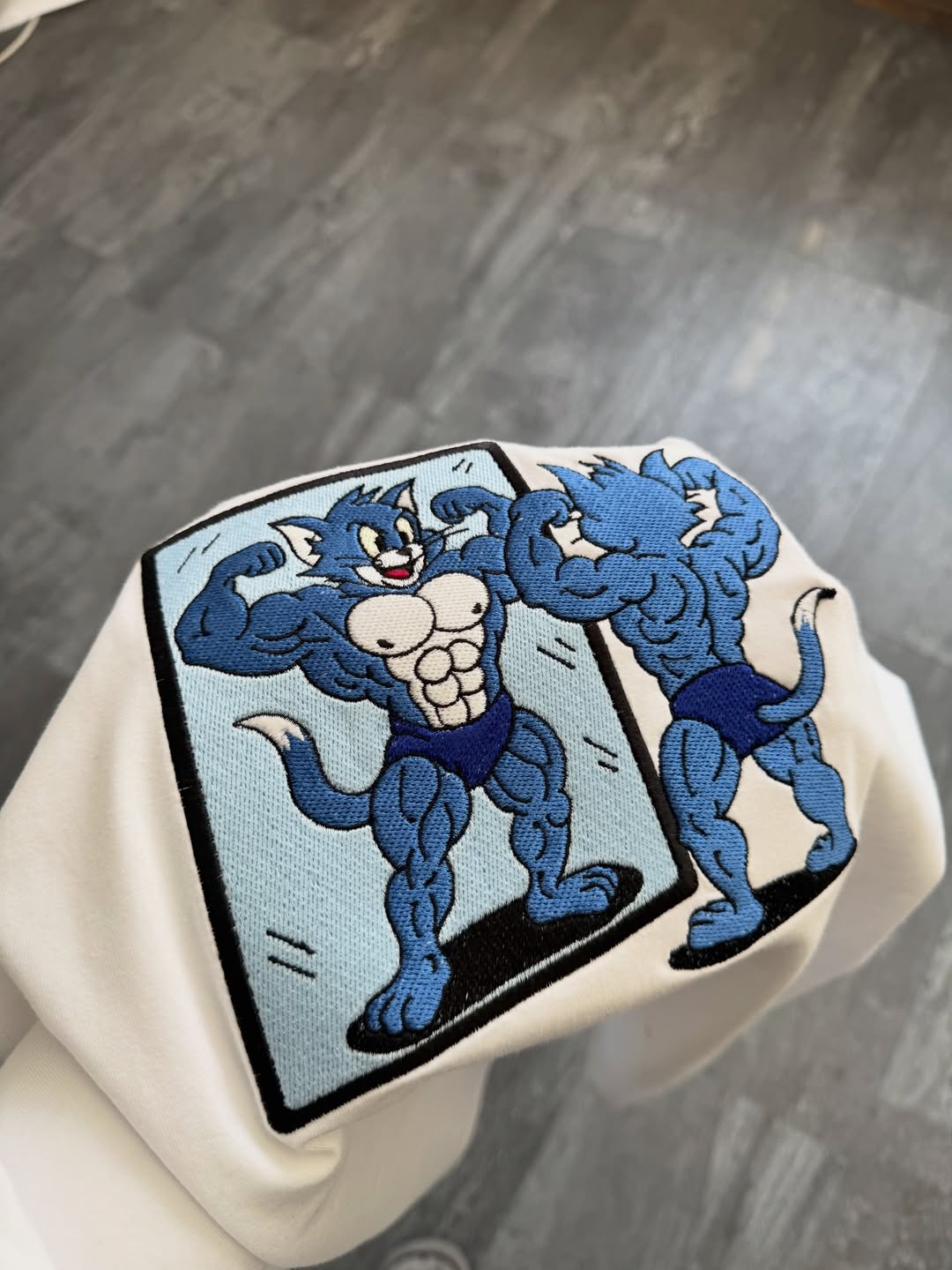 Tom & Jerry bodybuilder – siuvinėtas džemperis