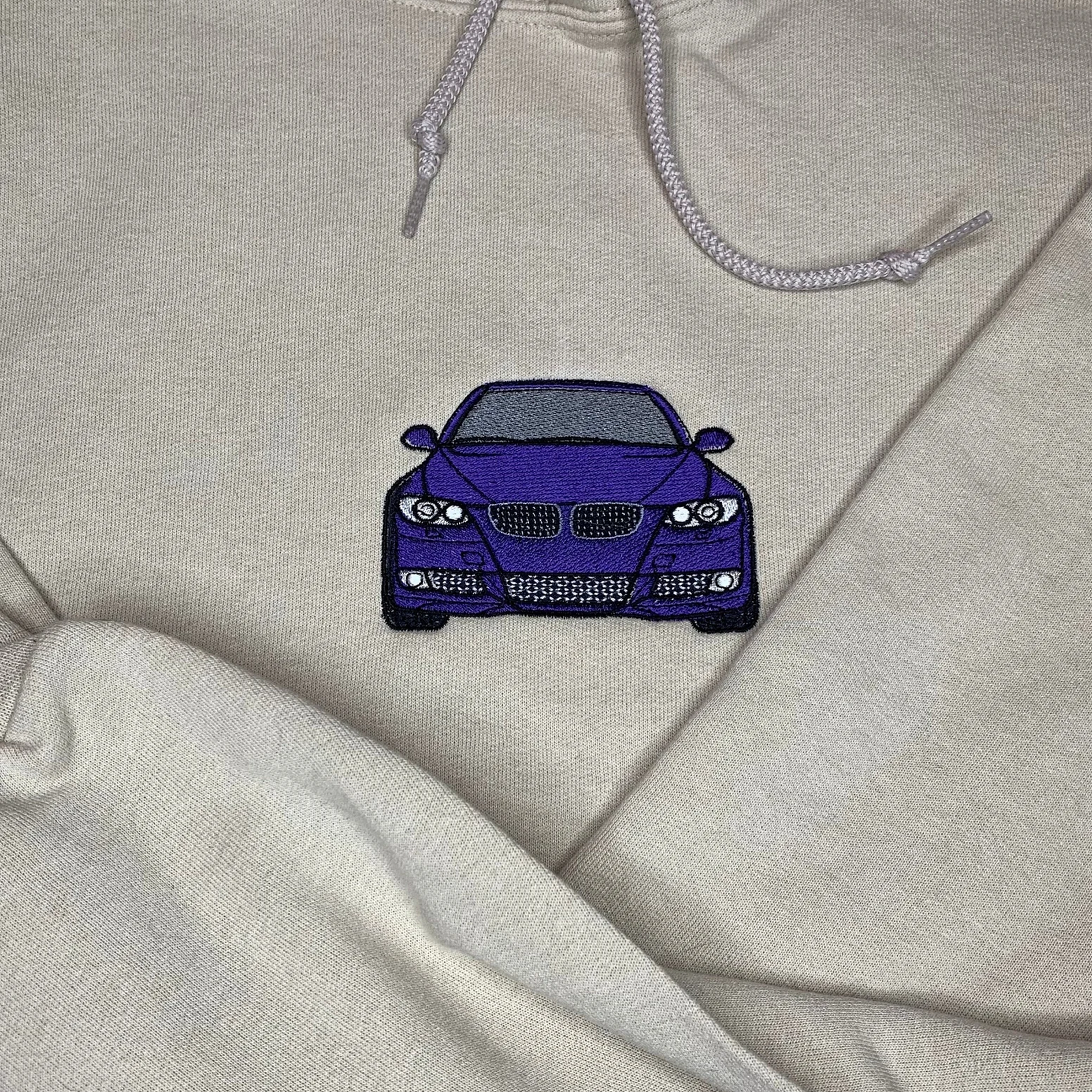 BMW automobilio siuvinėjimas ant džemperio