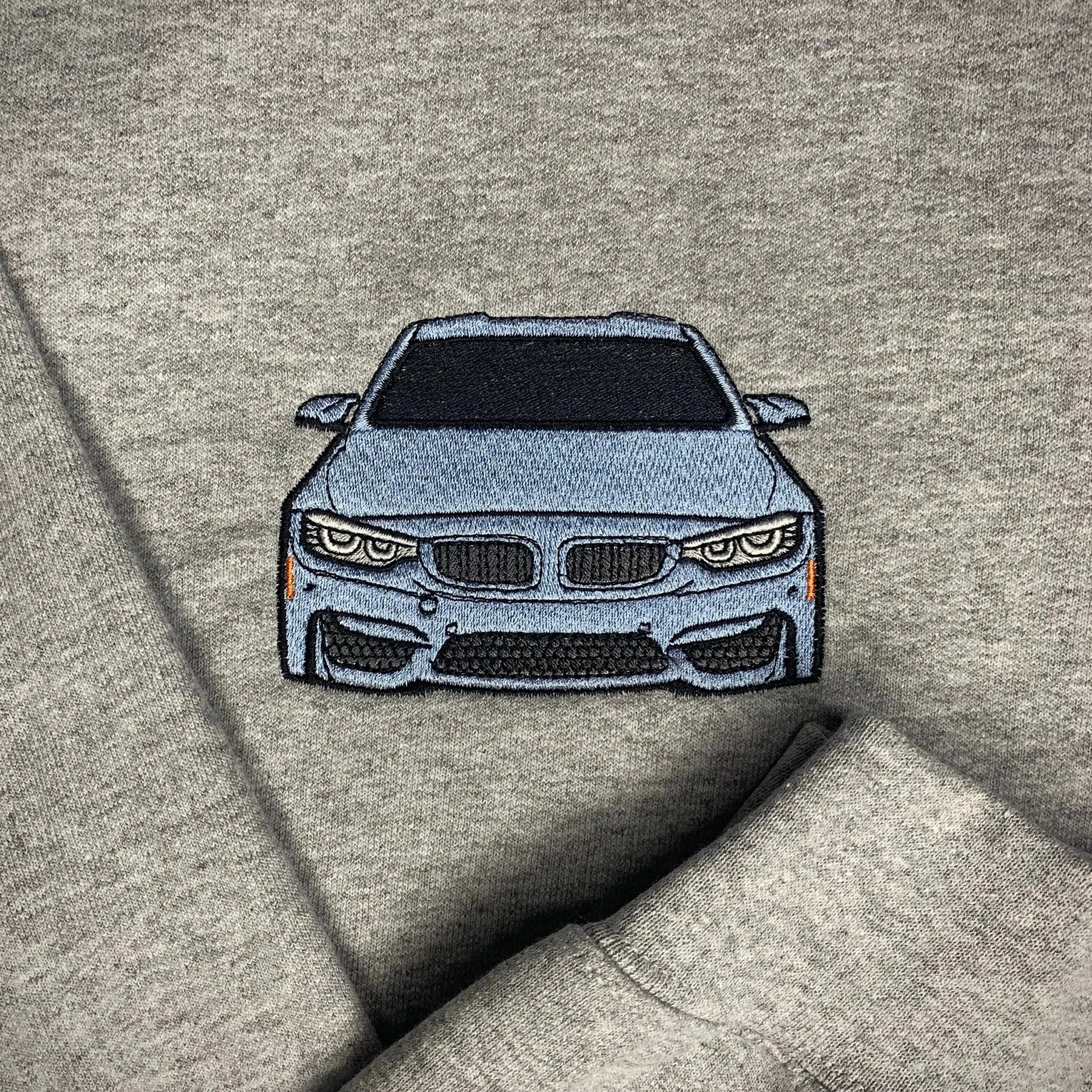 BMW automobilio siuvinėjimas ant džemperio