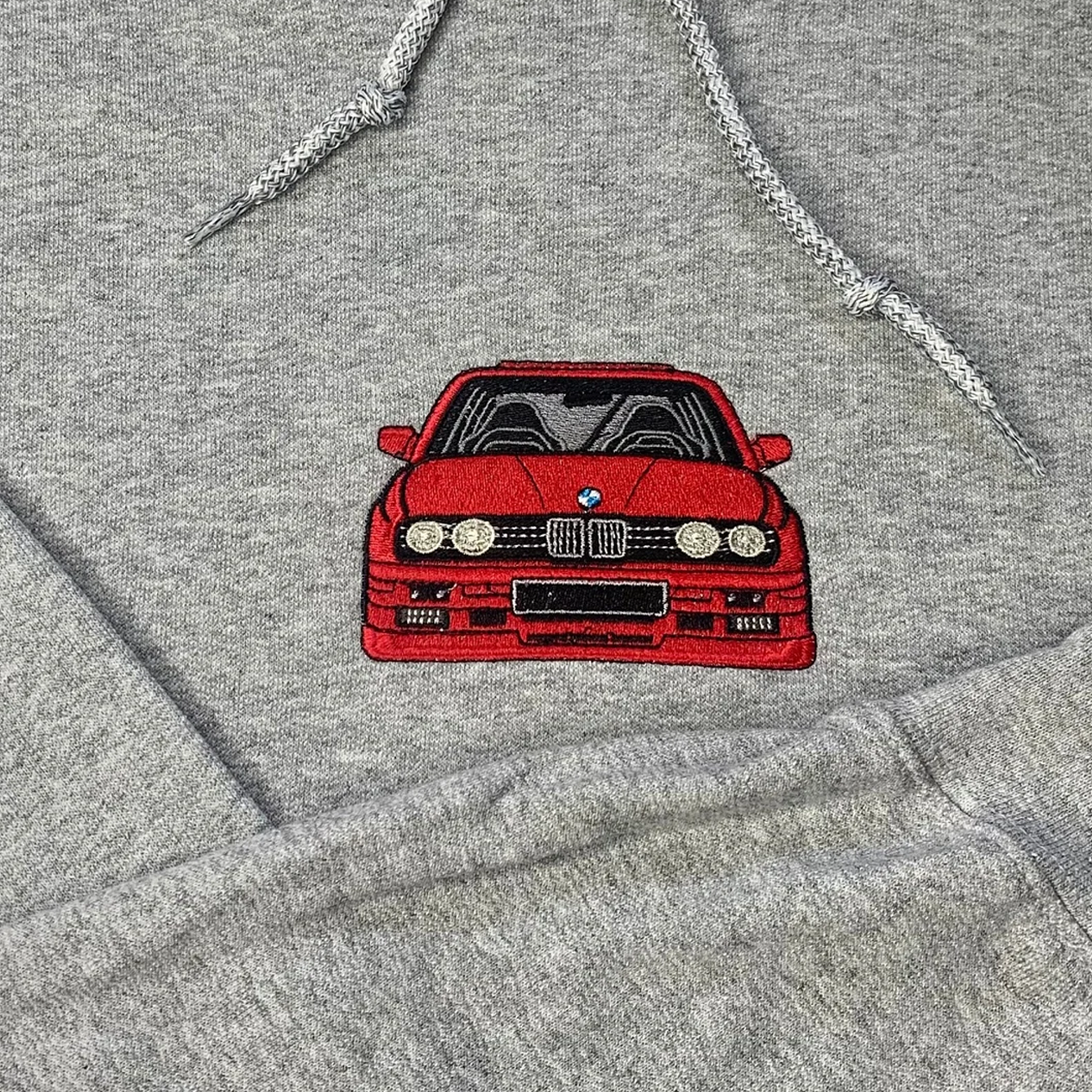 BMW automobilio siuvinėjimas ant džemperio
